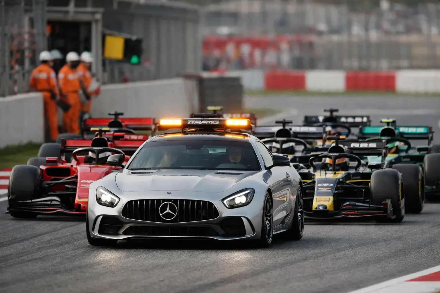 Estratega de F1 tomando decisiones rápidas durante la carrera