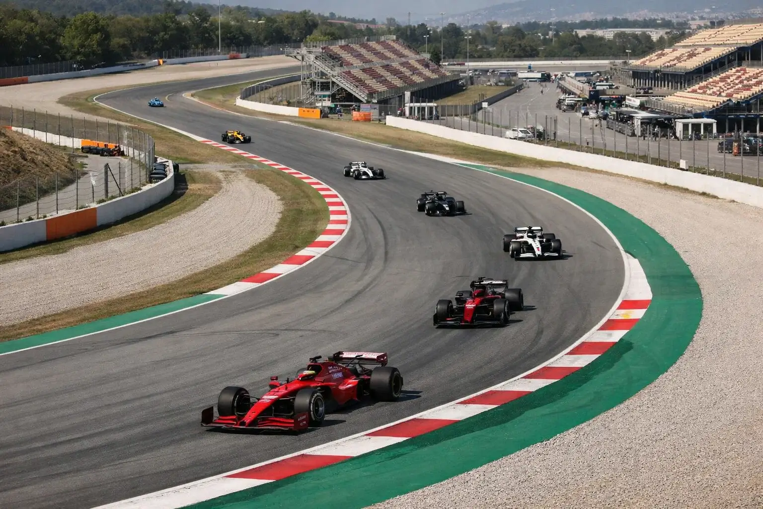 Sesión de entrenamientos libres de F1 con varios monoplazas en pista