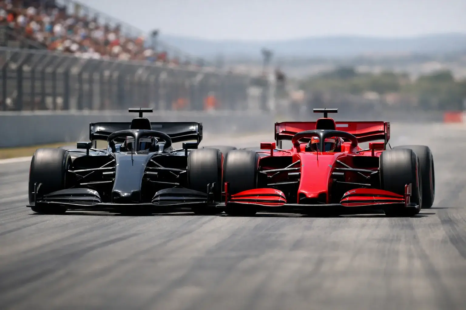 Dos monoplazas de F1 compitiendo rueda a rueda