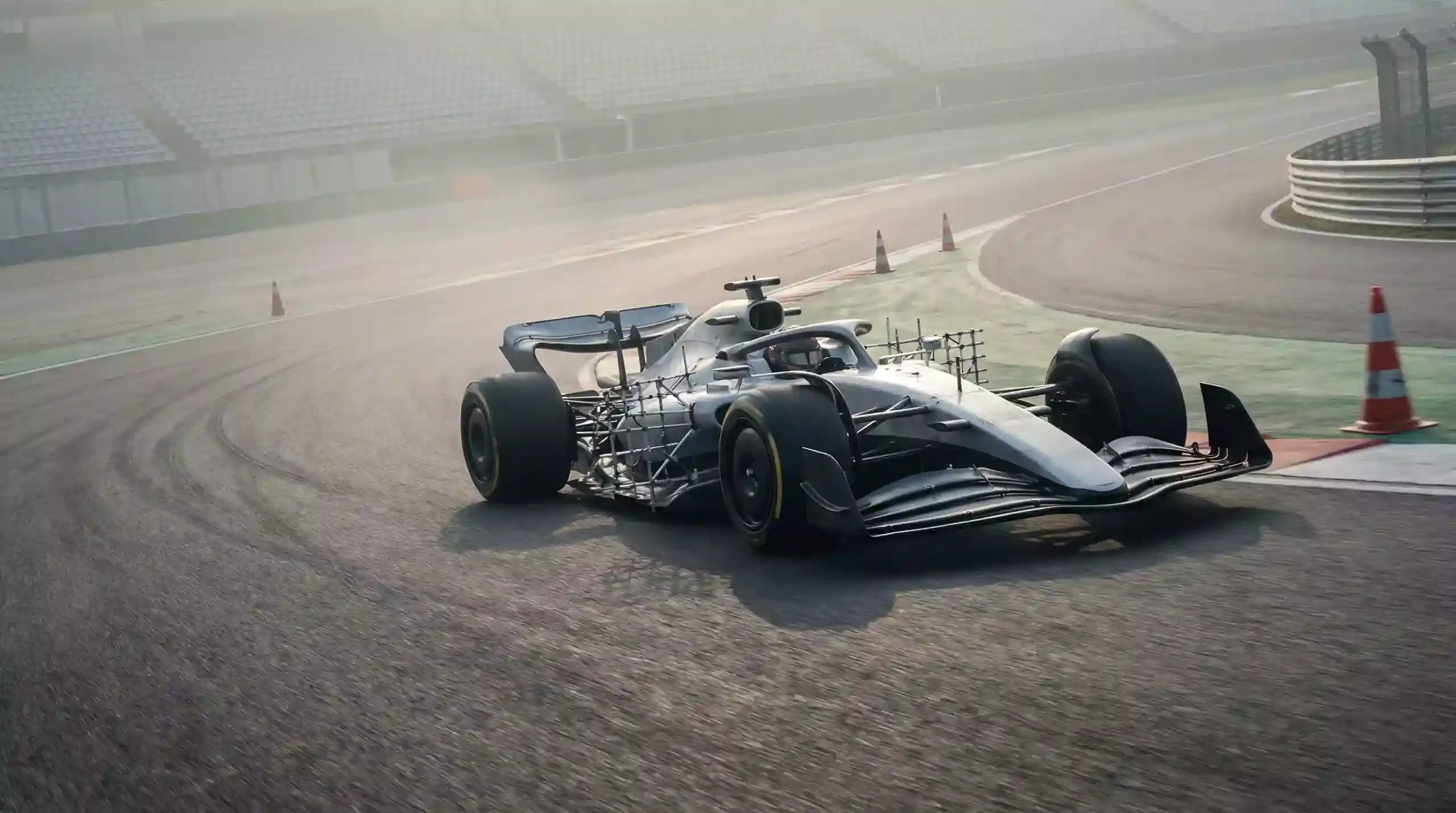Monoplaza de Fórmula 1 en solitario durante los tests de pretemporada en un circuito vacío